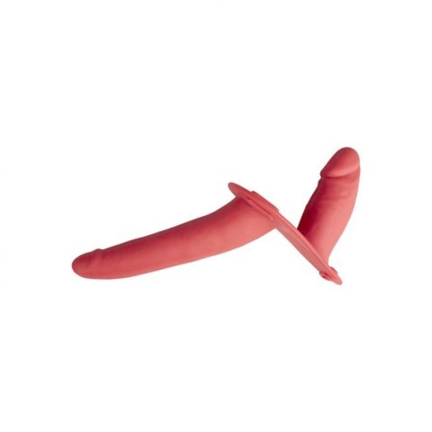 Podwójny strap-on koloru czerwonego na szelkach Podwójny strap-on koloru czerwonego na szelkach